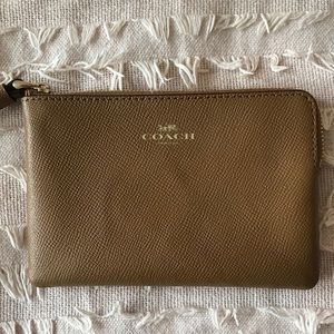 NEW COACH - Small Corner Zip Wristlet
